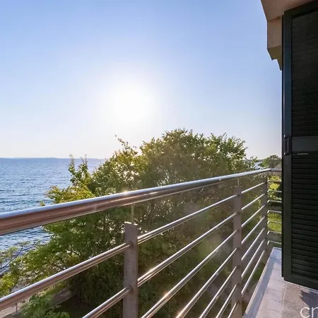 Super Luxuriose Directly On The Sea Villa *