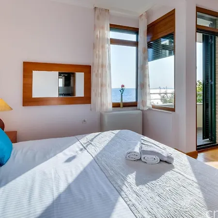 Super Luxuriose Directly On The Sea