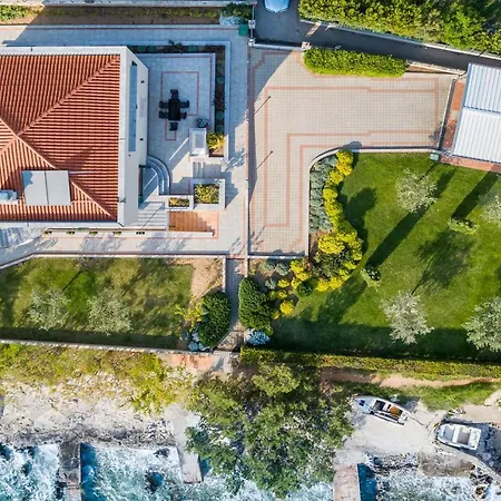 Villa Super Luxuriose Directly On The Sea