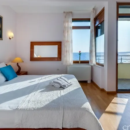 Super Luxuriose Directly On The Sea