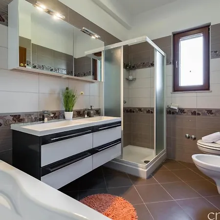 Super Luxuriose Directly On The Sea Villa *