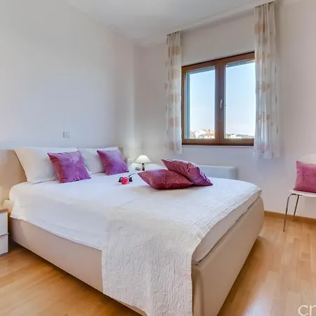 Super Luxuriose Directly On The Sea Villa *