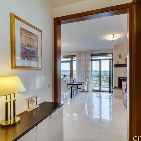 Super Luxuriose Directly On The Sea Villa